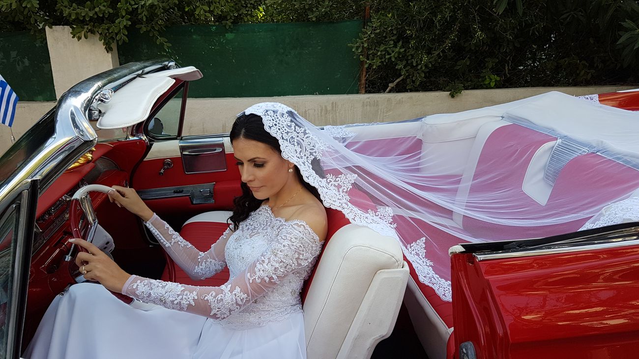 Νύφη με πέπλο στο λευκοκόκκινο σαλόνι της Cadillac