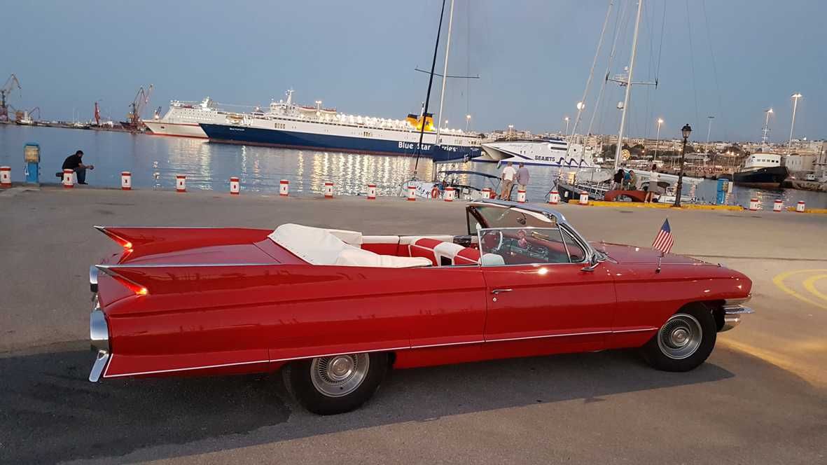Η κόκκινη Cadillac Eldorado του 1961 σε πλάγια λήψη στο λιμάνι του Ηρακλείου