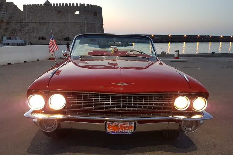 Η Cadillac με αναμμένα φώτα μπροστά στο φρούριο Κούλες του Ηρακλείου το σούρουπο