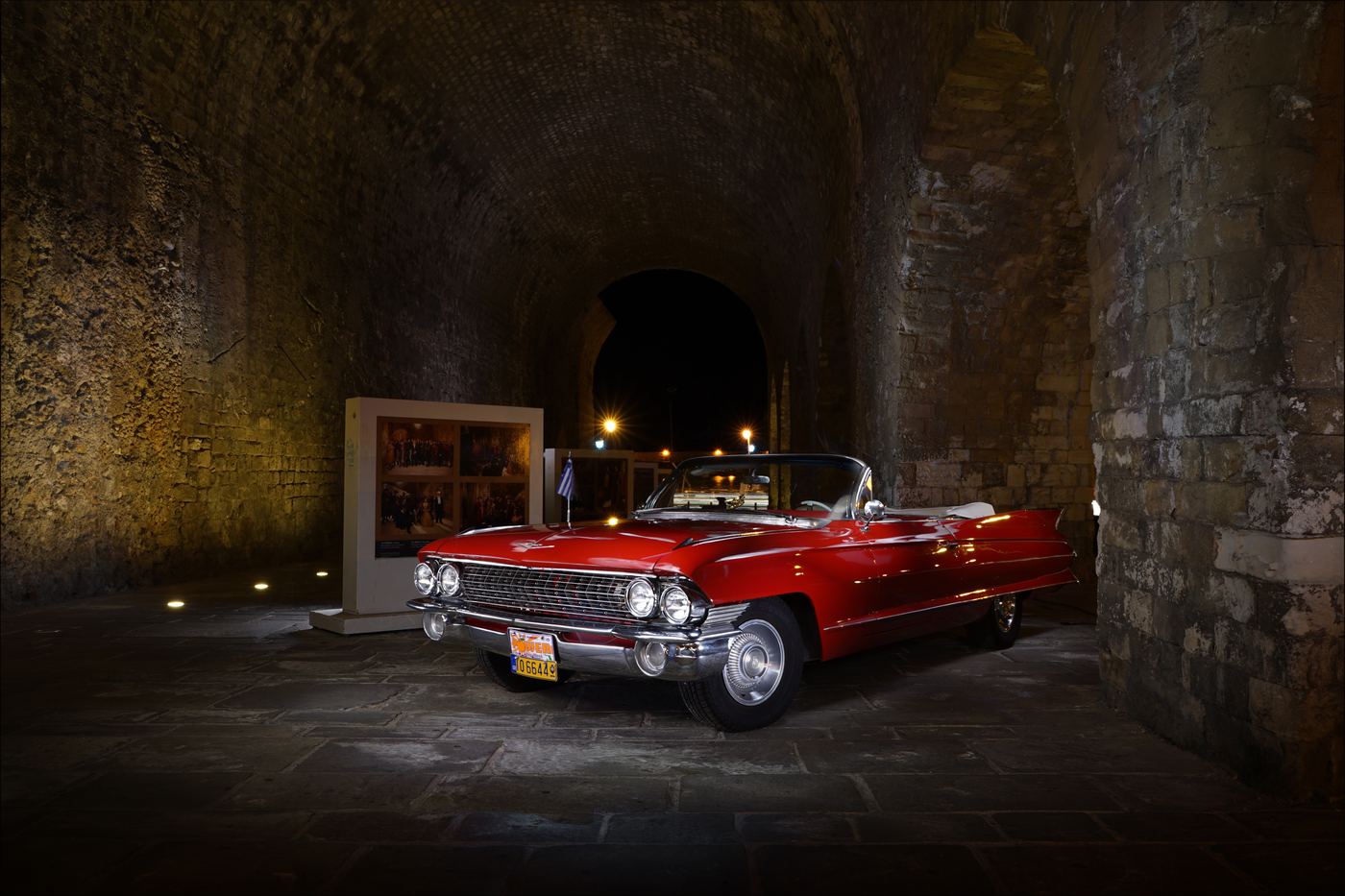 Η Cadillac παρκαρισμένη μέσα σε πέτρινη καμάρα των ενετικών τειχών τη νύχτα