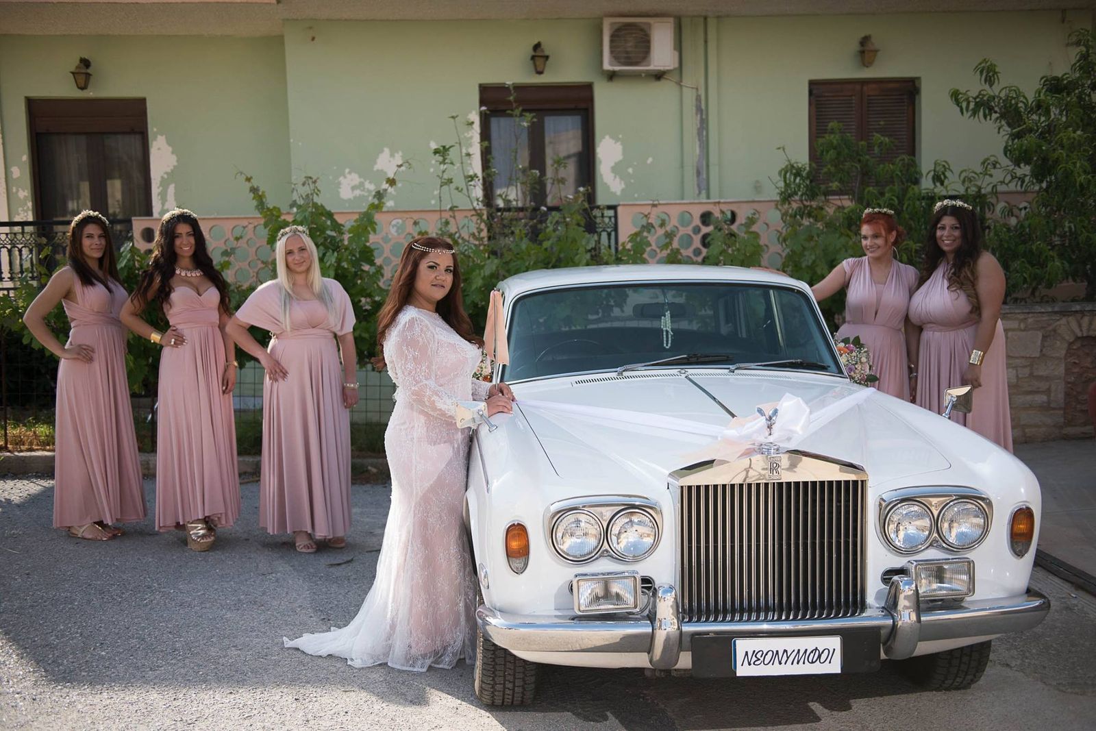 Η λευκή Rolls-Royce Silver Shadow του 1972 με τη νύφη και τις παράνυμφους