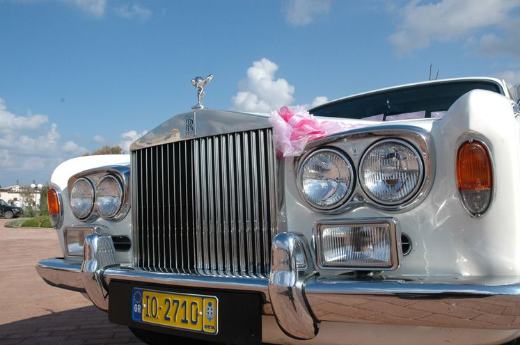 Η χρωμέ μάσκα της Rolls-Royce με το άγαλμα Spirit of Ecstasy